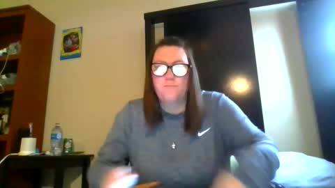 fuzzypeaches87 online show from April 1, 2:25 pm