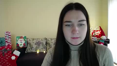 Snapshot of gabby_di chatting on January 6, 12:02 pm Jaklin online show from January 6, 12:02 pm
