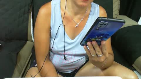 Snapshot of gabibrasil chatting on February 25, 2:47 am gaby layla online show from February 25, 2:47 am