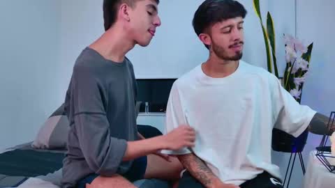 Snapshot of gabriel_and_geronimo chatting on November 21, 1:37 am gabriel_and_geronimo online show from November 21, 1:37 am