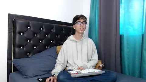 Snapshot of gabriel_x18 chatting on March 19, 9:30 pm gabriel_x18 online show from March 19, 9:30 pm