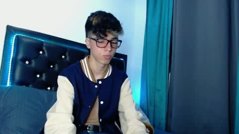 Snapshot of gabriel_x18 chatting on April 3, 4:32 am gabriel_x18 online show from April 3, 4:32 am