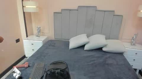   online show from October 25, 12:02 pm