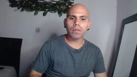 Snapshot of gabrielle_ramirez chatting on December 17, 3:23 am Gabriel online show from December 17, 3:23 am