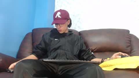 Snapshot of gadiel_sex chatting on February 17, 12:27 pm gadiel_sex online show from February 17, 12:27 pm