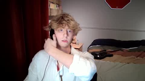 Snapshot of gayblondboy chatting on October 28, 11:29 pm gayblondboy online show from October 28, 11:29 pm