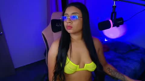 Snapshot of geminis11 chatting on May 18, 11:43 pm geminis11 online show from May 18, 11:43 pm