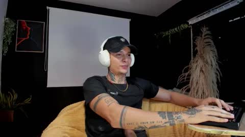 independent model online show from November 6, 5:08 am