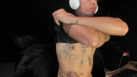 independent model online show from February 5, 9:41 pm