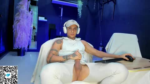independent model online show from May 8, 8:14 pm