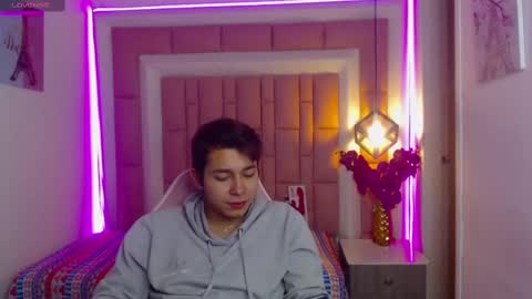 Snapshot of georgesmith_1 chatting on December 10, 6:01 am GEORGE online show from December 10, 6:01 am