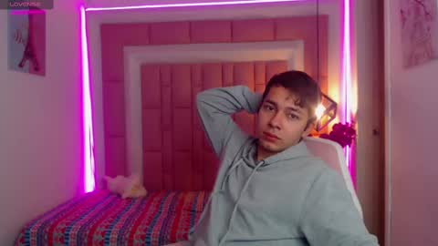 Snapshot of georgesmith_1 chatting on December 10, 9:01 am GEORGE online show from December 10, 9:01 am