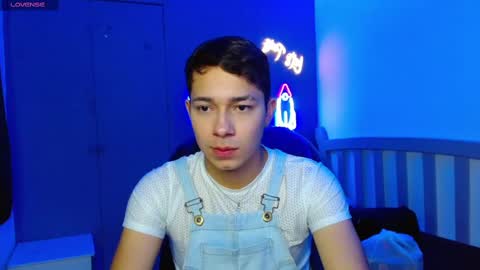 Snapshot of georgesmith_1 chatting on January 23, 1:41 am GEORGE online show from January 23, 1:41 am