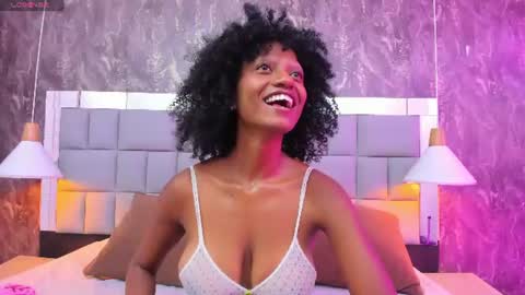 Snapshot of gia_bell chatting on June 22, 1:08 pm gia_bell online show from June 22, 1:08 pm