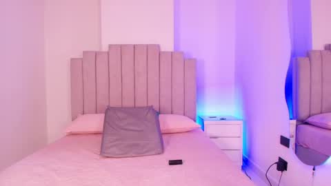 gia_roux_ online show from May 12, 7:22 pm