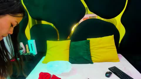 Snapshot of giannajohnson chatting on December 4, 2:43 am GiannaJohnson online show from December 4, 2:43 am