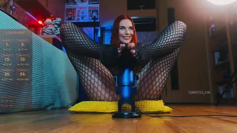 Snapshot of giantess_eva chatting on January 10, 7:35 am Eva online show from January 10, 7:35 am
