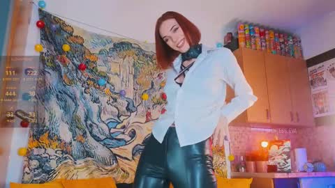 Snapshot of giantess_eva chatting on March 9, 12:21 am Eva online show from March 9, 12:21 am