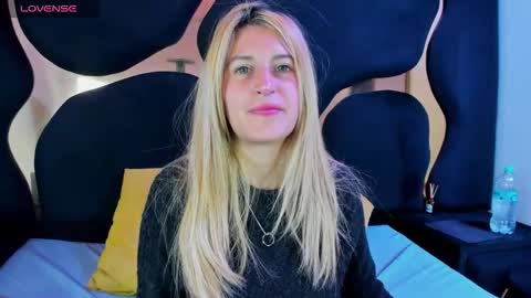 GiaRoussel online show from February 12, 4:02 pm