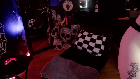 Giggles online show from December 29, 6:49 pm