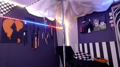 Giggles online show from November 9, 6:06 pm