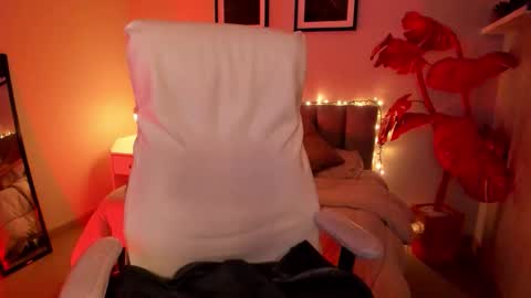 Snapshot of gigi_strawberry chatting on February 13, 5:36 am GIGI online show from February 13, 5:36 am