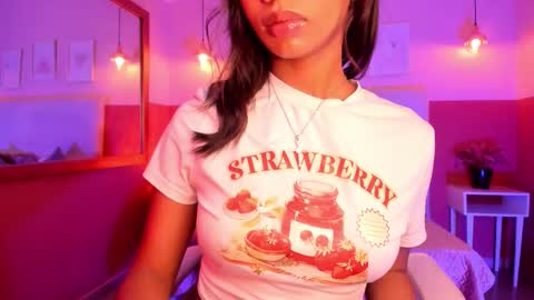 Snapshot of gigi_strawberry chatting on February 25, 12:53 am GIGI online show from February 25, 12:53 am