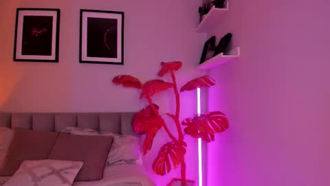 Snapshot of gigi_strawberry chatting on March 28, 6:13 am GIGI online show from March 28, 6:13 am