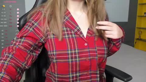 gigihadd online show from December 14, 6:52 pm