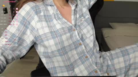 gigihadd online show from December 18, 8:03 pm