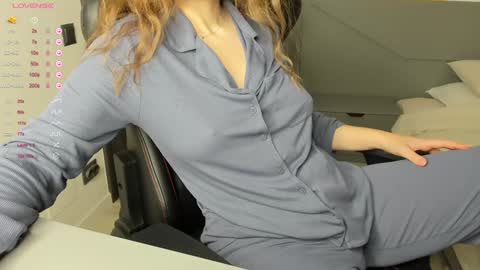 gigihadd online show from January 23, 2:50 pm