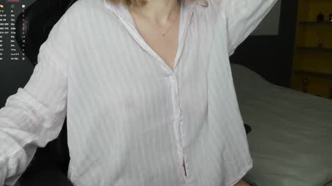 gigihadd online show from December 14, 6:45 pm