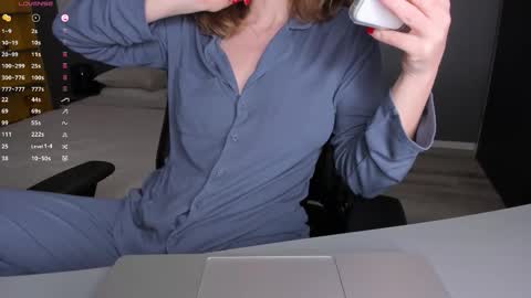 gigihadd online show from March 26, 3:39 pm