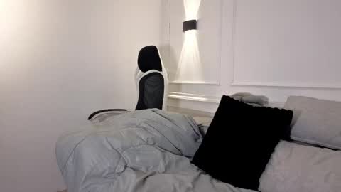 Giigii Hadid  online show from May 23, 7:51 pm