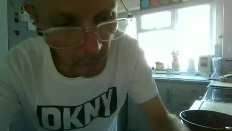 Snapshot of gillesguichard chatting on September 30, 8:30 am gillesguichard online show from September 30, 8:30 am