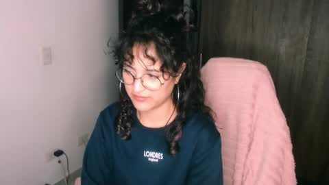 giny_bean online show from May 1, 12:15 am