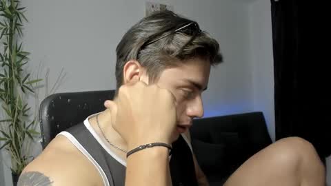 Snapshot of gio_russo chatting on December 20, 9:39 pm GioRusso online show from December 20, 9:39 pm