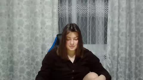 Snapshot of girl_leya chatting on February 2, 9:13 pm girl_leya online show from February 2, 9:13 pm