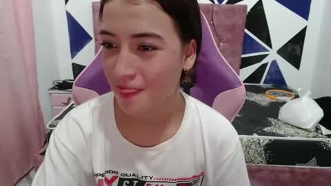 girl_princess18 online show from November 6, 2:45 am