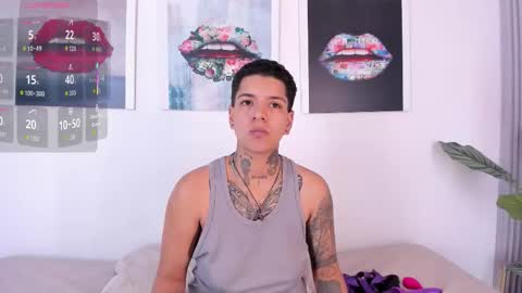 Snapshot of girls_inlove chatting on October 31, 11:44 am girls_inlove online show from October 31, 11:44 am