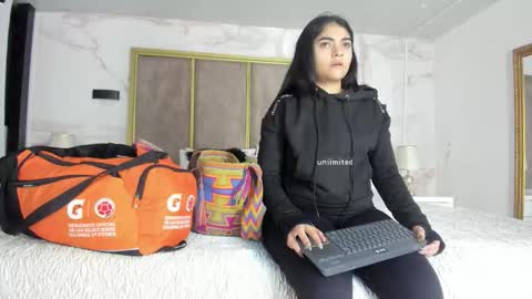 Snapshot of giselamaru chatting on February 12, 10:43 am online show from February 12, 10:43 am