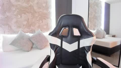 Snapshot of giselle_anelise chatting on March 31, 3:30 am giselle_anelise online show from March 31, 3:30 am