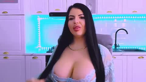 Snapshot of giulyalust chatting on February 19, 10:17 pm Giulia online show from February 19, 10:17 pm