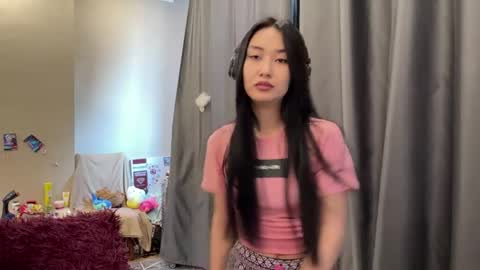 Snapshot of glenngauldin chatting on March 31, 9:32 am Mia online show from March 31, 9:32 am