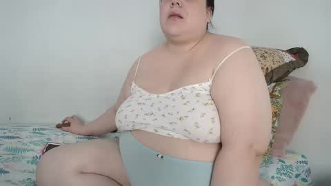 Snapshot of glitterwater chatting on February 20, 2:19 am suzy online show from February 20, 2:19 am