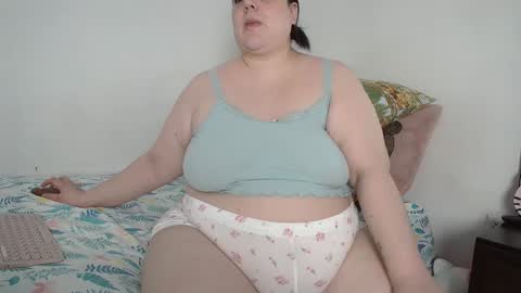 Snapshot of glitterwater chatting on February 23, 2:20 am suzy online show from February 23, 2:20 am