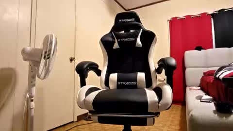 Snapshot of glomightyj chatting on January 16, 6:17 am glomightyj online show from January 16, 6:17 am