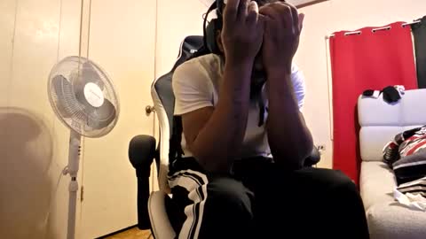 Snapshot of glomightyj chatting on February 1, 1:37 am glomightyj online show from February 1, 1:37 am