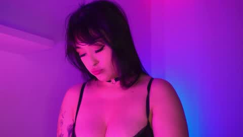 Mimi online show from May 8, 9:09 pm