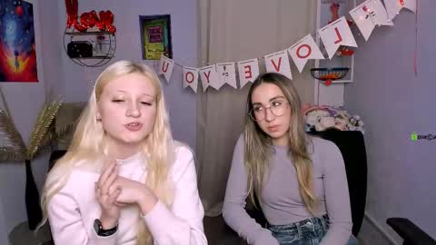 Snapshot of gloria_flower_ chatting on February 13, 1:40 pm gloria_flower_ online show from February 13, 1:40 pm